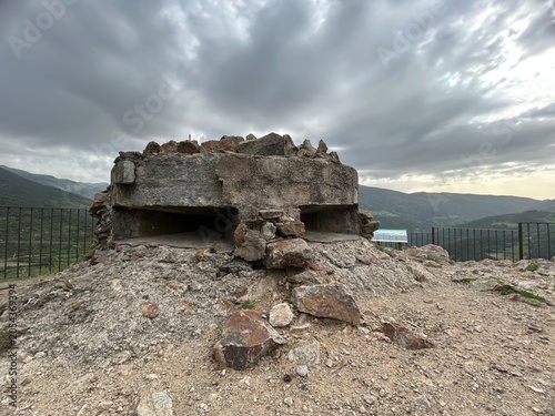 Antiguo búnker observatorio en la cima de una montaña