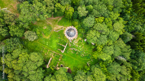 Foto Vertical aerial view of Selmberk Castle ruins surrounded by dense forest in South Bohemia, Czech Republic