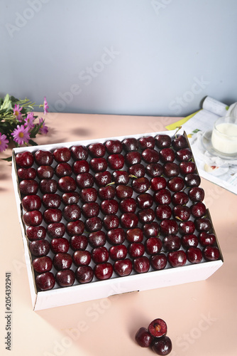 Photos Fresh Yantai Shandong Cherries in Box - Premium Quality Imported Comparable Red