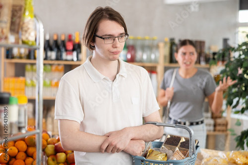 Bilde på lerret quarreling in a store when they were buying groceries