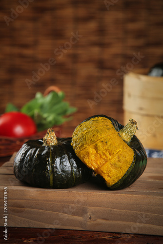 Foto Fresh Acorn Squash Cross Section on Rustic Wood Table