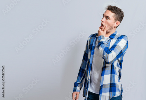 Bild auf Leinwand Bearded guy with surprised face with open mouth looking to the side