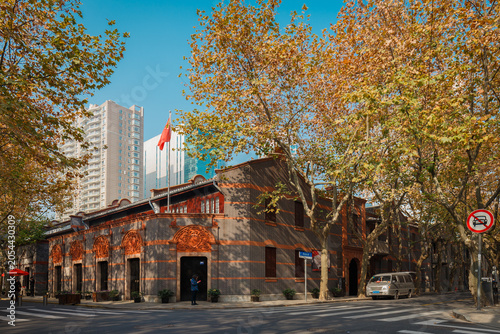 Konstfotografi Historic Building in Xintiandi Shanghai with Autumn Trees and Modern Skyline