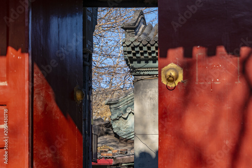 Fotografie Red Gate Entrance to Fangjia Hutong, Beijing - Traditional Chinese Architecture