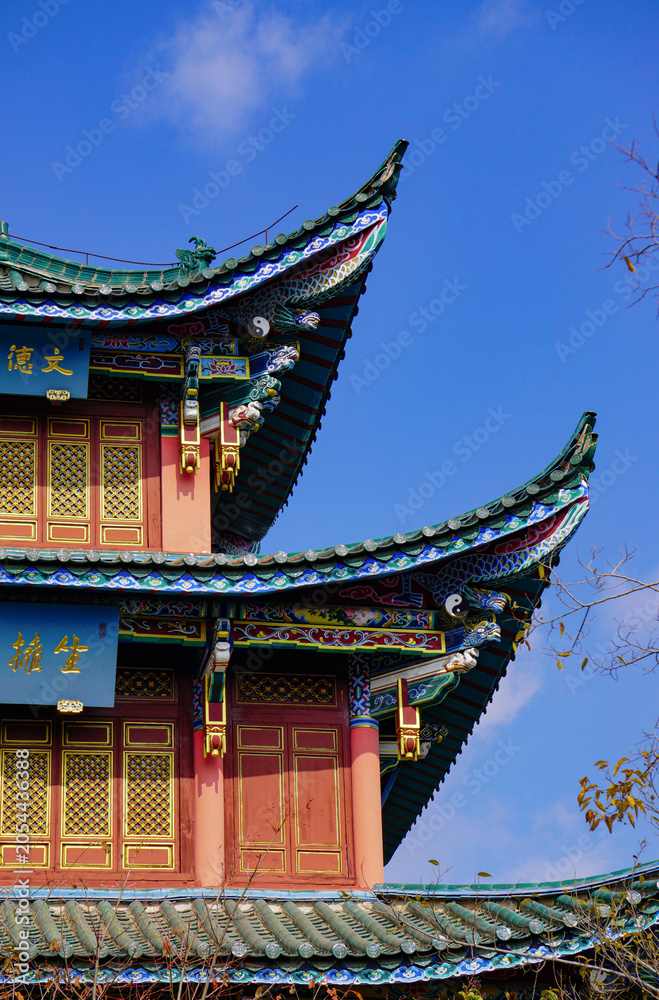 Obraz premium Traditional Chinese Temple Roofs with Ornate Eaves, Kunming