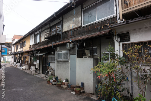 大阪・西成の路地裏に遺る、昭和レトロな佇まいの木造長屋