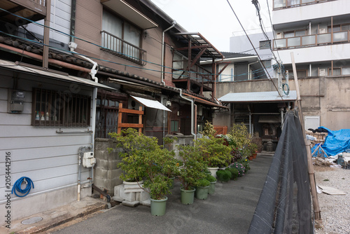 昭和の面影を色濃く残す、木造ベランダとトタン壁の古い文化住宅