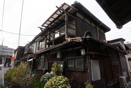 狭い敷地に根差した庶民の暮らしを伝える、情緒あふれる生活路地