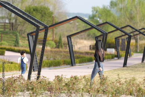 фотографія Modern arches frame a park path