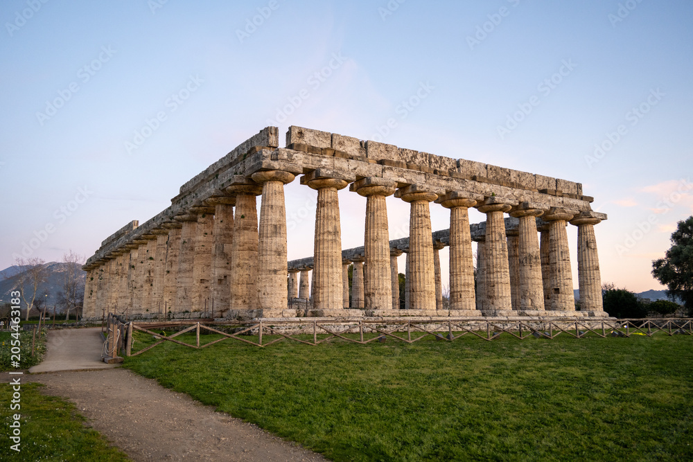Fototapeta premium Temple of Neptune at dusk in Paestum Archaeological Park