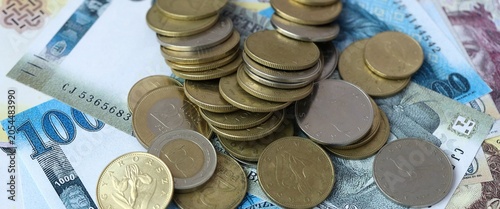 Foto Hungarian forint money bills and coins on table