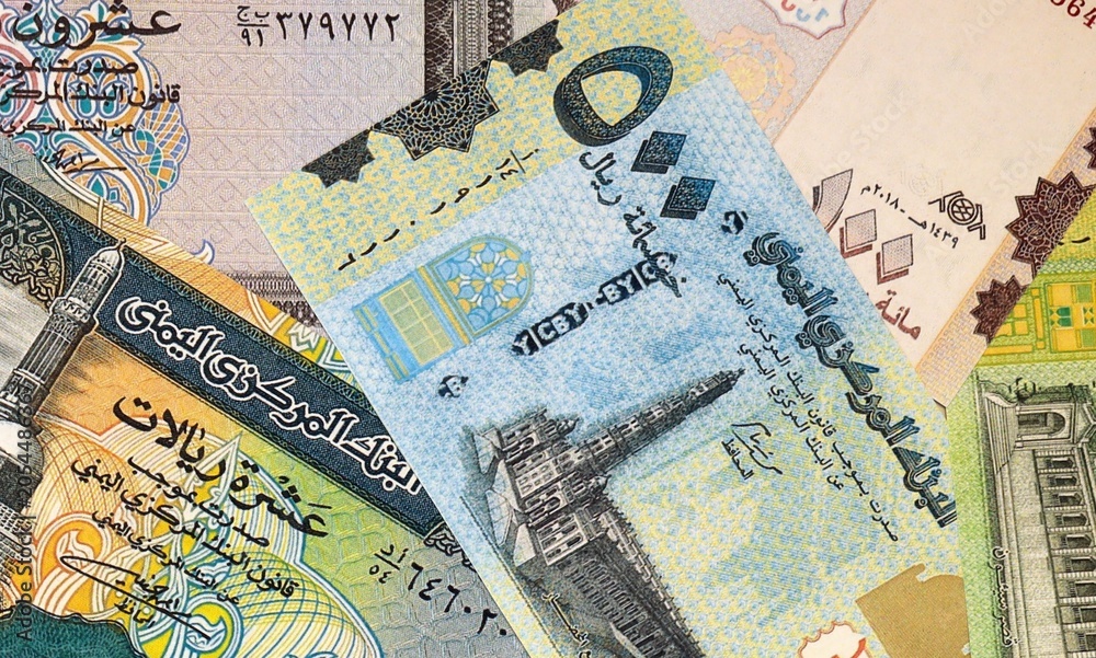 Obraz premium Yemeni rial money bills in pile on table. Yemen YER currency cash close up