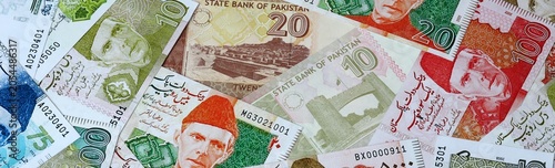 Fotografía Pakistani rupee money bills in pile on table