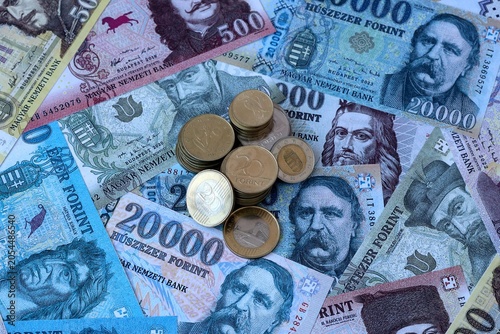 Fotografie Hungarian forint money banknotes and coins on table