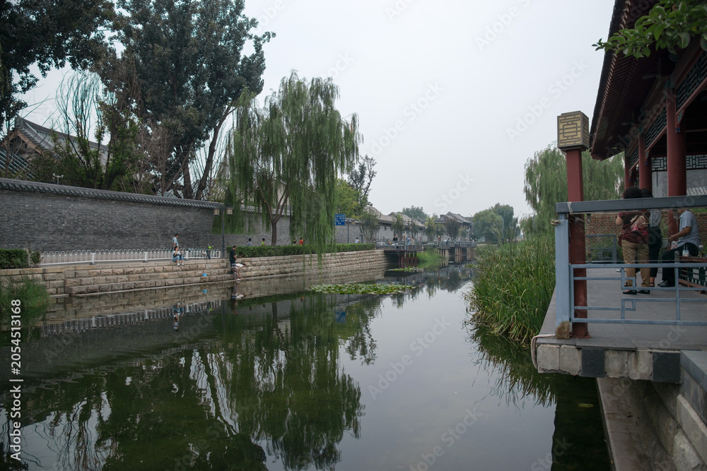 Obraz premium Traditional hutong canal with willow trees in Beijing, China