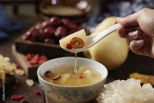 Foto Traditional sweet snow pear soup with white fungus, red dates and goji berries