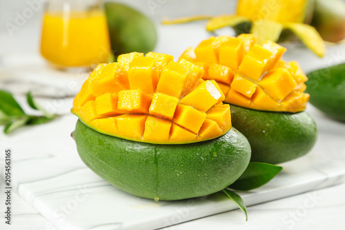Bilde på lerret Fresh Green Kate Mangoes Panzhihua - Scored Yellow Flesh