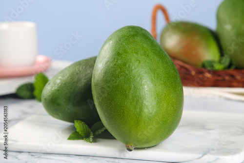 Schilderij op canvas Fresh Green Skinned Mangoes from Panzhihua, Sichuan
