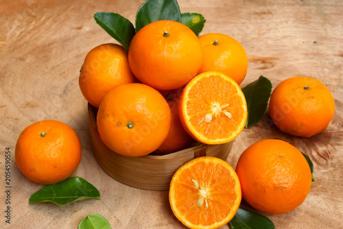 Foto fresh oranges on a wooden table