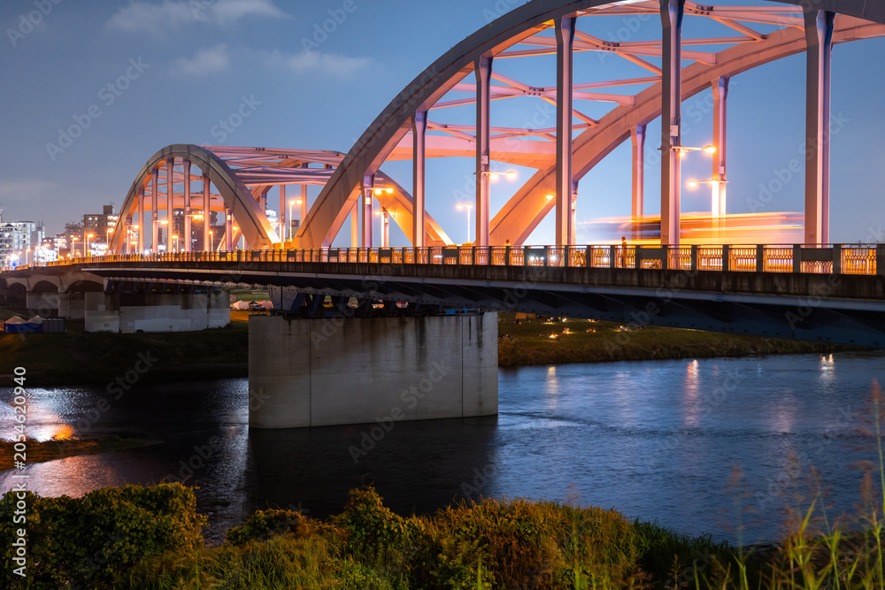 Fototapeta premium 丸子橋と多摩川の夜景 Night View of Maruko Bridge Over the Tama River, Japan