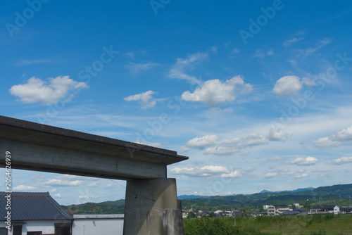 Tableau sur toile 五新鉄道の途切れた高架橋跡、青空の下に残る未成線の遺構（歴史的土木遺産）