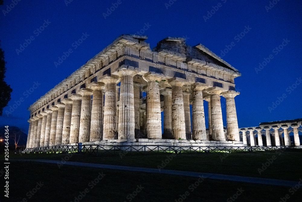 Fototapeta premium Temple of Athena lit at night, Paestum
