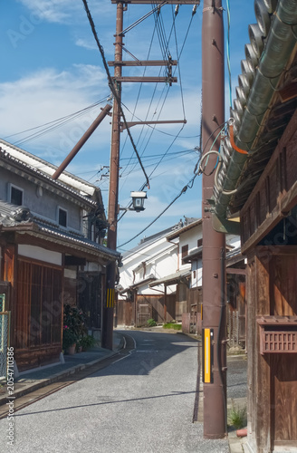 奈良県五條市・新町通りの古い街並み、歴史を感じる江戸時代の伝統的な建物と青空