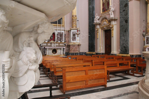 Fotografie sculpted pulpit and chapel in a church (our lady of victories) in senglea in mal