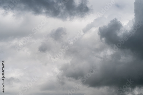 Foto Turbulent thunderclouds with shadow pockets, dense vertical development and cont