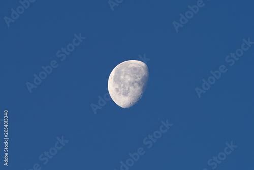Φωτογραφία Waning gibbous Moon on June 5, 2026, glowing with more than half its disk illuminated against a soft blue morning sky