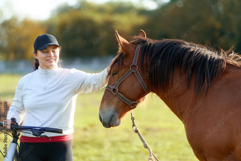 Obraz premium Portrait of a woman and her horse in nature