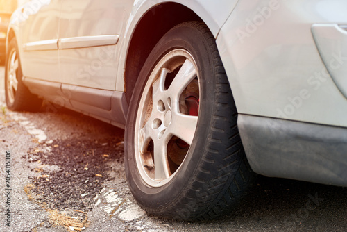 Quadro su tela Unsafe car wheel alignment close up
