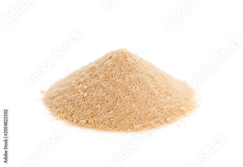 Bild auf Leinwand Heap of maca powder isolated on white