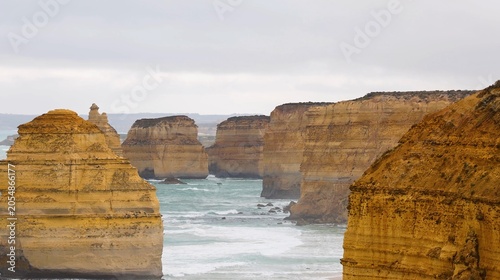 Foto Majestic Twelve Apostles Limestone Stacks Along the Rugged Australian Coastline