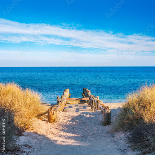Sonniger Wintertag an der Ostsee, Strandzugang durch die Dünen zu einem alten Steg, Kühlungsborn, Mecklenburg-Vorpommern, Deutschland