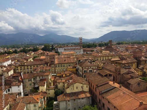 Vista aérea panorámica de los tejados antiguos de una ciudad histórica europea bajo un cielo nublado