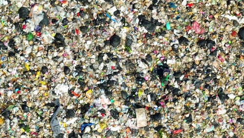 Foto Overhead view of scattered waste showing the scale of pollution, environmental strain, overconsumption habits, ineffective waste management, and the importance of sustainability awareness