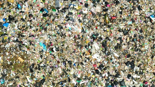 Foto Aerial drone view of a huge pile of mixed garbage, highlighting waste pollution, environmental impact, rising overconsumption, weak waste management, and the need for sustainability awareness