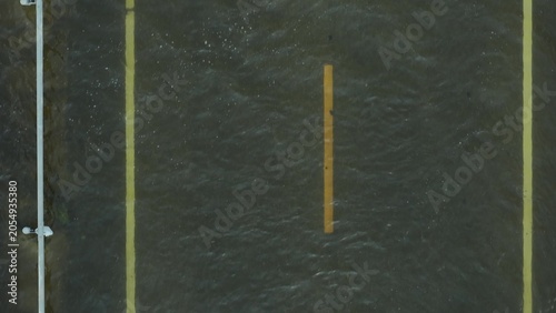 Fotografia High water levels submerged road lines in this drone view, signaling severe rainfall effects, drainage system weakness, travel disruption, structural pressure the necessity for resilient urban design