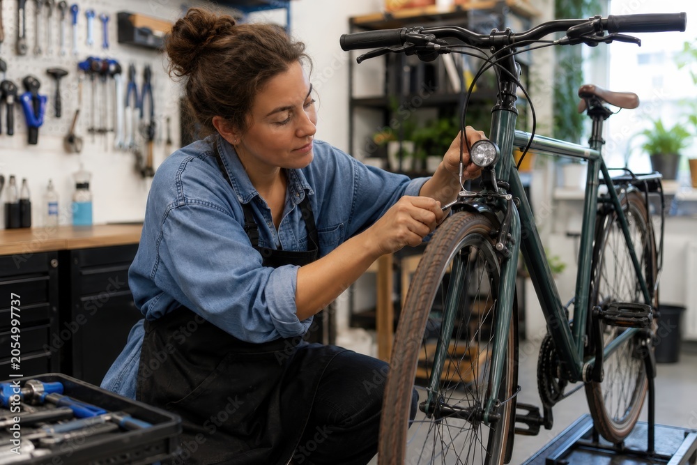 Obraz premium Réparation de vélo dans un atelier moderne avec outils