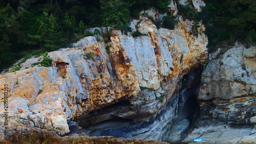 Foto Rugged Coastal Cliff Face: Geological Layers for Adventure, Travel, and Environm