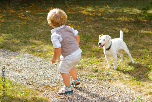 Φωτογραφία enfant joue avec un chien