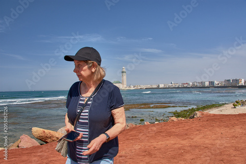 Quadro su tela Mature woman admiring the spectacular Hassan II Mosque from the Casablanca coast