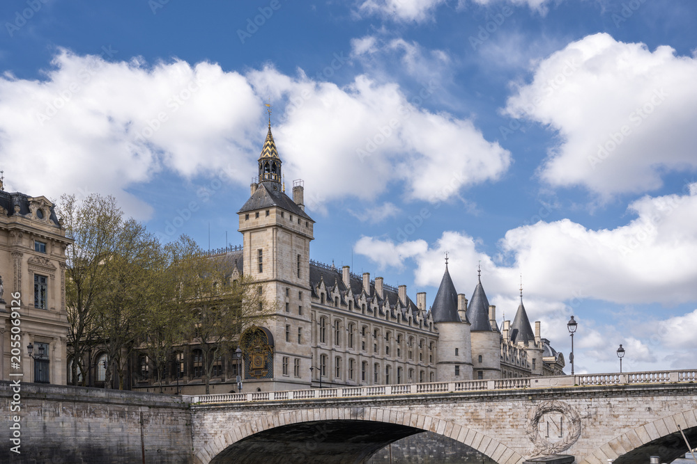 Obraz premium Paris is the capital of France and of the Île-de-France region. It is the most populous city in the country and the only single-municipality department in France.