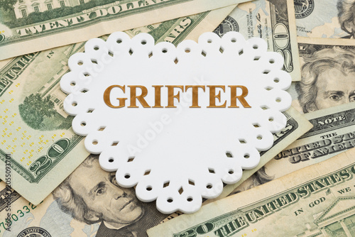 Φωτογραφία Grifter text white heart on twenty dollar bills for con artist alert