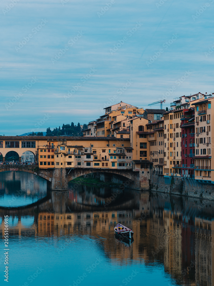 Obraz premium Ponte Vecchio bridge reflection in Florence blue hour