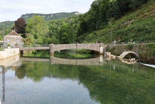 Bild auf Leinwand Vieux pont sur la rivière la Loue, village de Lods, département du Doubs, France