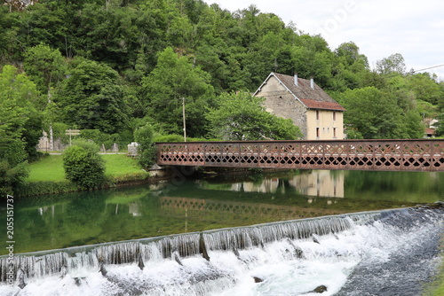 Bilde på lerret La rivière la Loue dans le village, village de Lods, département du Doubs, Franc