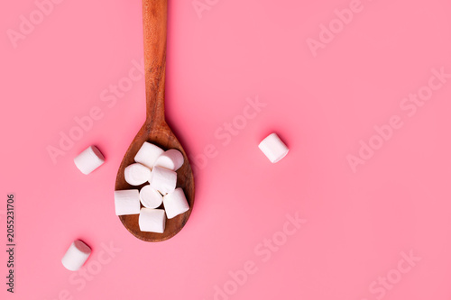 Obraz na płótnie Marshmallow in wooden spoon on pink background