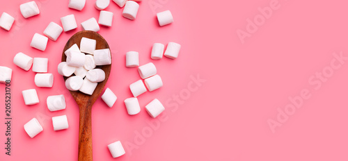 Schilderij op canvas Marshmallow in wooden spoon on pink background